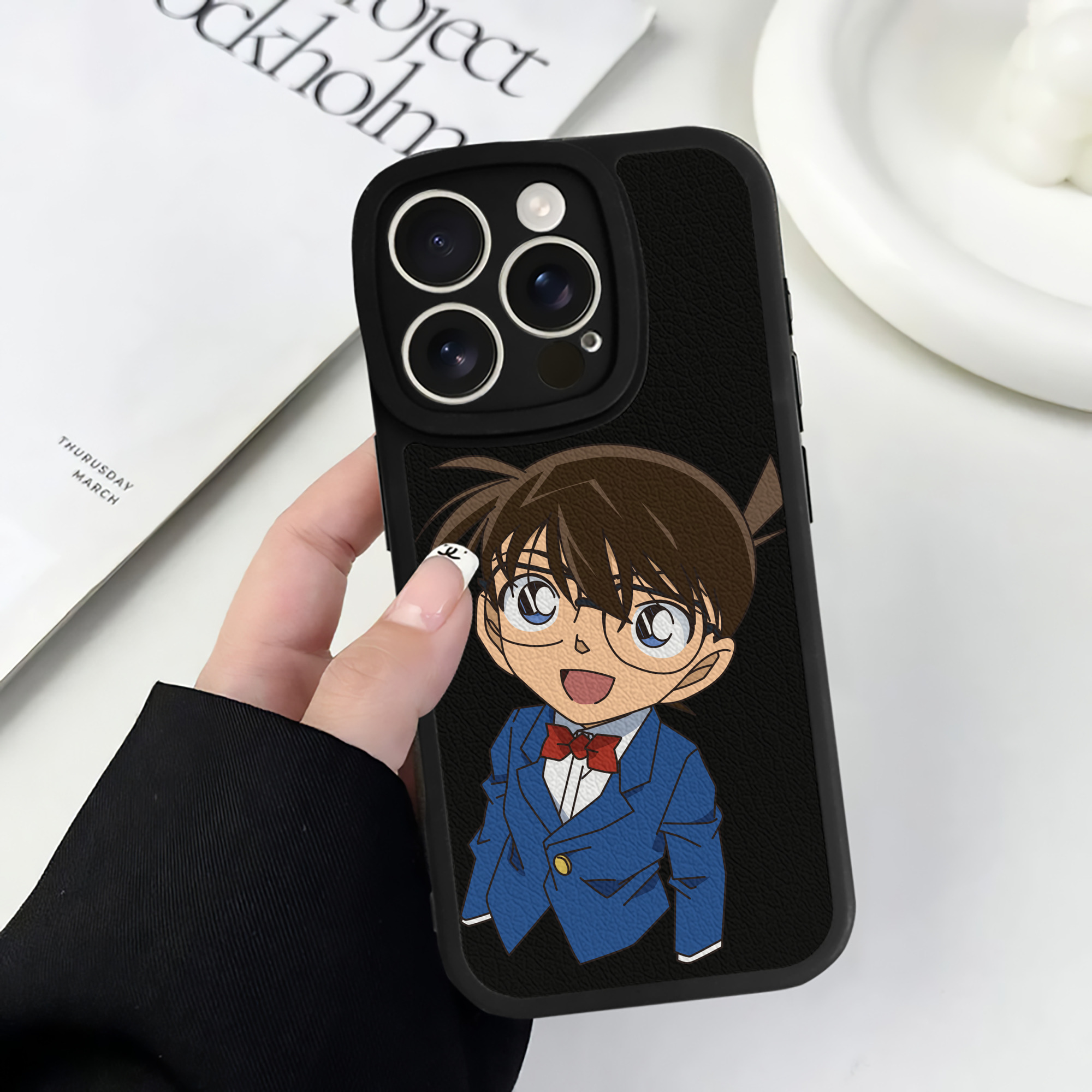 （画像用） 名探偵コナン 江戸川 コナン Detective Conan Conan Edogawa 【iPhone 16シリーズ対応】シリコンスマホケース（レザー調） 材質：シリコン